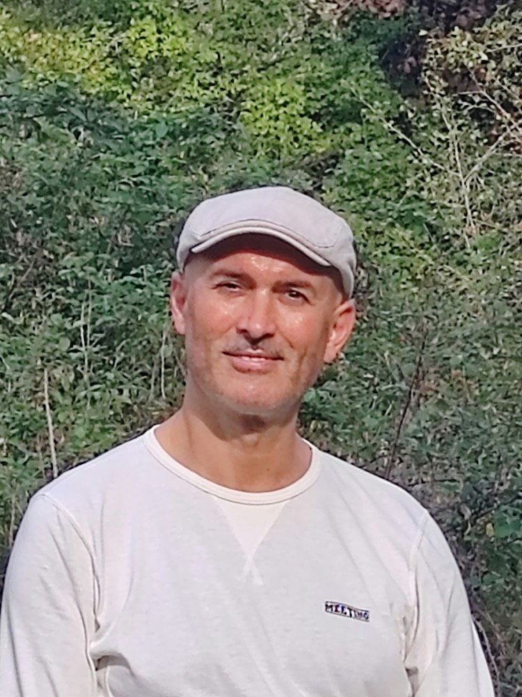Emanuele Bonin all'aperto, davanti al verde